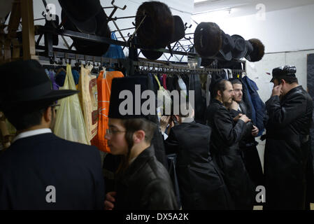 Jérusalem, Israël. Mar 17, 2014. Les hommes juifs ultra-orthodoxes célèbrent la maison de Pourim dans l'ultra-orthodoxe Mea Shearim à Jérusalem de quartier le 17 mars 2014. La fête de Pourim commémore le sauvetage des Juifs d'un génocide dans l'ancienne Perse. Credit : Gili Yaari/NurPhoto ZUMAPRESS.com/Alamy/Live News Banque D'Images