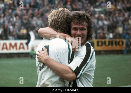 Football, Bundesliga, 1974/1975, le stade am Boekelberg, Borussia Moenchengladbach contre MSV Duisburg 4:1, Jupp Heynckes (MG) se réjouissent de son objectif d'en-tête à 4:1 Banque D'Images