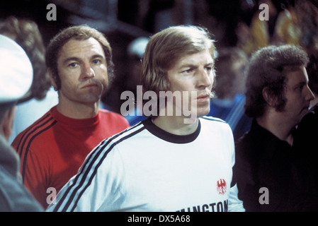 Football, Bundesliga, 1974/1975, le stade an der Castroper Strasse, VfL Bochum contre l'Eintracht Francfort 3:1, l'exécution des joueurs de Francfort, le Dr Peter gardien gauche droite, Kunter Juergen Grabowski Banque D'Images