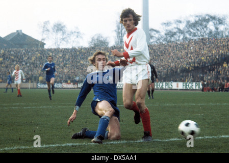 Football, Bundesliga, 1974/1975, le stade an der Castroper Strasse, VfL Bochum contre Rot Weiss Essen 2:2, scène du match, Josef Kaczor (VfL) gauche et Gerd Woermer (RWE) Banque D'Images