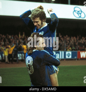 Football, Bundesliga, 1974/1975, le stade an der Castroper Strasse, VfL Bochum contre FC Bayern Munich 3:0, les joueurs de Bochum Paul Holz (NO8) et Michael Eggert se réjouissent de la victoire Banque D'Images