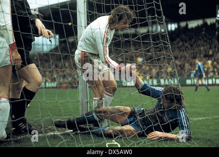 Football, Bundesliga, 1974/1975, le stade an der Castroper Strasse, VfL Bochum contre le VfB Stuttgart 1:0, Egon Coordes (Stuttgart) soutenir Josef Kaczor (VfL) pour libérer de l'objectif net Banque D'Images