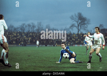 Football, Bundesliga, 1974/1975, le stade an der Castroper Strasse, VfL Bochum contre le VfB Stuttgart 1:0, Werner balte (VfL) avec la balle, droit Egon Coordes (Stuttgart) Banque D'Images