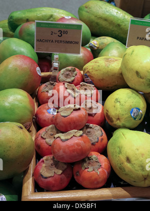 Le kaki Hachiya et papaye Afficher, Section des produits frais, Publix Super Marché à Flagler Beach, Floride Banque D'Images