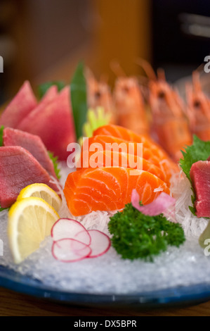 De style japonais, un assortiment de sashimis plat posé sur de la glace concassée Banque D'Images