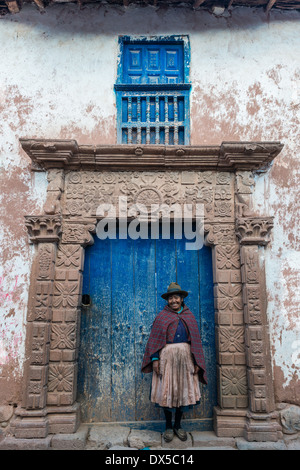 Moray, Pérou - Juillet 15, 2013 : femme en face de l'ancienne porte, dans les Andes péruviennes de Moray à Cuzco au Pérou le 15 juillet 2013 Banque D'Images