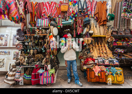 Pisac, Pérou - Juillet 14, 2013 : homme jouant de la flûte de pan à Pisac marché dans les Andes péruviennes à Cuzco au Pérou le 14 juillet, 2013 Banque D'Images