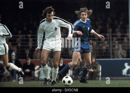 Football, Bundesliga, 1974/1975, le stade an der Castroper Strasse, VfL Bochum contre Borussia Moenchengladbach 0:0, scène du match, Ulrich Surau (MG) à gauche et Josef Kaczor (VfL) Banque D'Images