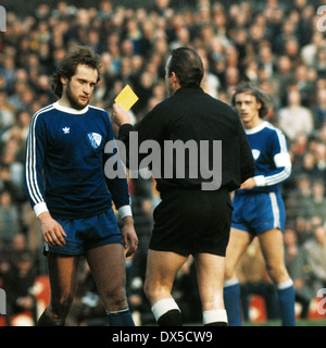 Football, Bundesliga, 1974/1975, le stade an der Castroper Strasse, VfL Bochum contre Borussia Moenchengladbach 0:0, carte jaune à Paul Holz (VfL) par l'arbitre Karl Riegg, derrière Dieter Versen (VfL) Banque D'Images