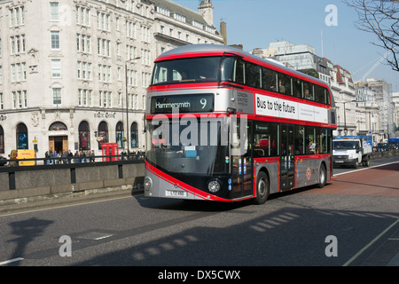 L'un des nouveaux Routemasters à Londres a été peint argent principalement pour marquer 2014 comme l'année de l'autobus. Banque D'Images