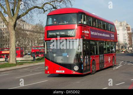 Un nouveau Routemaster voyages autour de Marble Arch en direction de Notting Hill Gate sur la route 390. Banque D'Images
