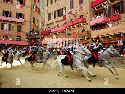 Le Palio Sienne 2011- La Giraffa cresce Banque D'Images