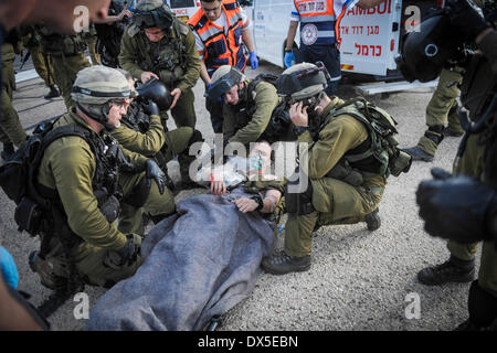 Jérusalem, Israël. 18 Mar, 2014. Un soldat israélien blessé est évacué d'un hélicoptère à l'hôpital Rambam à Haïfa dans le nord d'Israël, le 18 mars 2014. Un engin explosif a frappé un véhicule militaire israélien, mardi, dans les hauteurs du Golan près de la frontière nord avec la Syrie, a déclaré une source militaire. Les trois soldats israéliens blessés ont été évacués par un hélicoptère à l'hôpital de Haïfa au nord-ouest d'Israël, selon les médias locaux. Les Forces de défense israéliennes (FDI) ont déclaré qu'ils sont à la recherche dans les détails de l'incident. JINI ©/Xinhua/Alamy Live News Banque D'Images