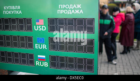 Simferopol, Ukraine. 18 Mar, 2014. Un tableau d'affichage avec des devises différentes en face de la Fédération de la Sberbank à Simferopol, Ukraine, 18 mars 2014. Poutine tient à son cours en dépit de sanctions par les nations occidentales. Photo : HANNIBAL/dpa/Alamy Live News Banque D'Images