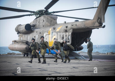 Jérusalem, Israël. 18 Mar, 2014. Un soldat israélien blessé est évacué d'un hélicoptère à l'hôpital Rambam à Haïfa dans le nord d'Israël, le 18 mars 2014. Un engin explosif a frappé un véhicule militaire israélien, mardi, dans les hauteurs du Golan près de la frontière nord avec la Syrie, a déclaré une source militaire. Les trois soldats israéliens blessés ont été évacués par un hélicoptère à l'hôpital de Haïfa au nord-ouest d'Israël, selon les médias locaux. Les Forces de défense israéliennes (FDI) ont déclaré qu'ils sont à la recherche dans les détails de l'incident. JINI ©/Xinhua/Alamy Live News Banque D'Images