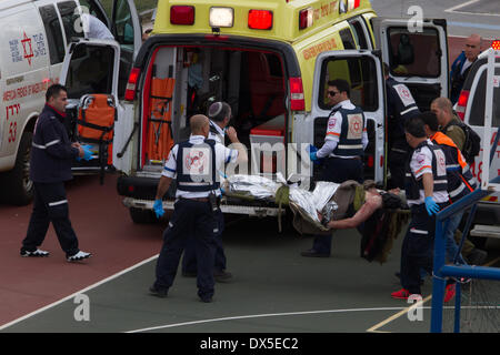 Jérusalem, Israël. 18 Mar, 2014. Un soldat israélien blessé est évacué dans le village druze de Masaade dans le Golan à la hauteur de l'hôpital Rambam à Haïfa dans le nord d'Israël, le 18 mars 2014. Un engin explosif a frappé un véhicule militaire israélien, mardi, dans les hauteurs du Golan près de la frontière nord avec la Syrie, a déclaré une source militaire. Les trois soldats israéliens blessés ont été évacués par un hélicoptère à l'hôpital de Haïfa au nord-ouest d'Israël, selon les médias locaux. Les Forces de défense israéliennes (FDI) ont déclaré qu'ils sont à la recherche dans les détails de l'incident. JINI ©/Xinhua/Alamy Live News Banque D'Images