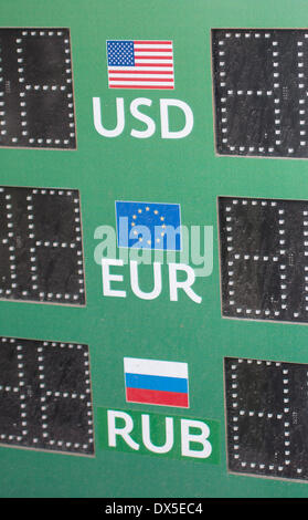 Simferopol, Ukraine. 18 Mar, 2014. Un tableau d'affichage avec des devises différentes en face de la Fédération de la Sberbank à Simferopol, Ukraine, 18 mars 2014. Poutine tient à son cours en dépit de sanctions par les nations occidentales. Photo : HANNIBAL/dpa/Alamy Live News Banque D'Images