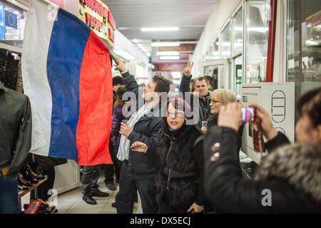 Simferopol, Ukraine. 18 Mar, 2014. Les vendeurs et visiteurs célèbrent le résultat du référendum sur un marché à Simferopol, Ukraine, 18 mars 2014. Poutine tient à son cours en dépit de sanctions par les nations occidentales. Photo : HANNIBAL/dpa/Alamy Live News Banque D'Images