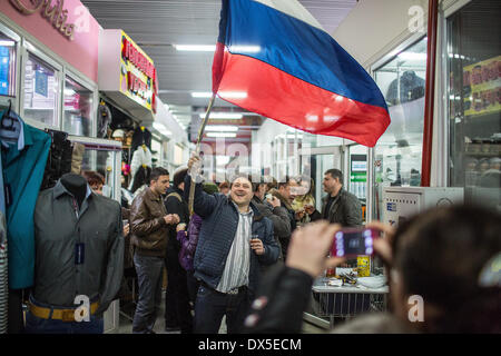 Simferopol, Ukraine. 18 Mar, 2014. Les vendeurs et visiteurs célèbrent le résultat du référendum sur un marché à Simferopol, Ukraine, 18 mars 2014. Poutine tient à son cours en dépit de sanctions par les nations occidentales. Photo : HANNIBAL/dpa/Alamy Live News Banque D'Images