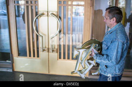 Simferopol, Ukraine. 18 Mar, 2014. Un homme porte lettres du logo de la République autonome de Crimée dans le parlement à Simferopol, Ukraine, 18 mars 2014. Poutine tient à son cours en dépit de sanctions par les nations occidentales. Photo : HANNIBAL/dpa/Alamy Live News Banque D'Images