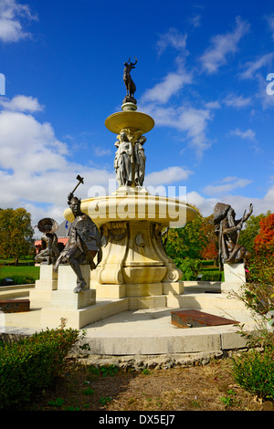 Fontaine de Corning dans Bushnell Park avec Capitol building en arrière-plan Hartford Connecticut CT Banque D'Images