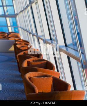 Rangée de hautes fenêtres de verre face à la mer sur un bateau de croisière Banque D'Images