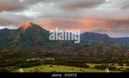 Hawaii - paysage de montagnes de Na Pali, Baie d'Hanalei, Kauai, Hawaii, USA au lever du soleil Banque D'Images