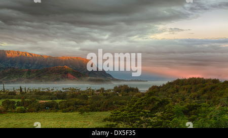 La baie de Hanalei, Kauai, Hawaii, USA avec le Na Pali de montagnes à l'aube Banque D'Images