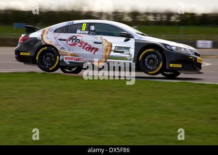 Donington, UK. 18 Mar, 2014. Alain Menu au volant de son édition redémarrer Chrome Volkswagen CC Course au cours de la British Touring Car Championship Media Day de Donington Park. Credit : Action Plus Sport/Alamy Live News Banque D'Images