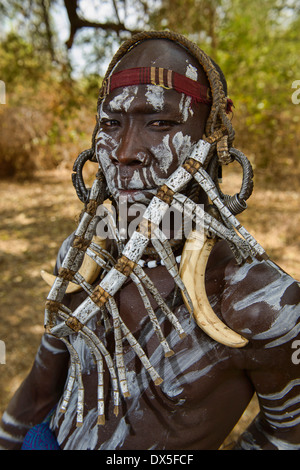 Guy Mursi avec watch band bijoux dans la basse vallée de l'Omo d'Ethiopie Banque D'Images