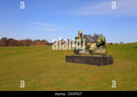 Henry Moore sculpture de bronze, Yorkshire Sculpture Park, Bretton Country Park, Wakefield, West Yorkshire, Angleterre, Royaume-Uni. Banque D'Images