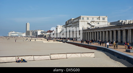 Plage, les Galeries Royales / Koninklijke Gaanderijen et le Thermae Palace Hotel, arcade néoclassique à Ostende, Belgique Banque D'Images