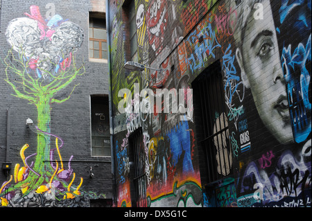 Les murs couverts de graffitis de la célèbre Melbourne des allées. Melbourne, Australie. Banque D'Images