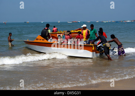 Sports de l'eau profitant de touristes en Baga à Goa en Inde Banque D'Images