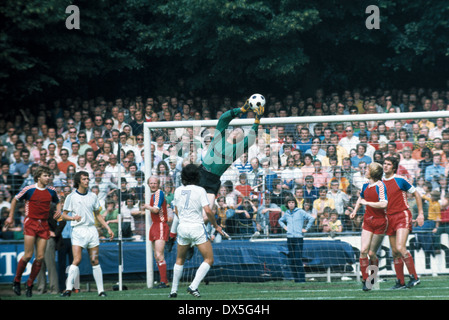 Football, 2. Bundesliga Nord, 2. Bundesliga 1974/1975 relégation, poursuivi, match de Bundesliga 1975/1976, retour, Grotenburg Stadium à Krefeld, FC Bayer 05 Uerdingen contre FK Pirmasens 6:0, flying enregistrer par keeper Manfred Kroke (Uerdingen) Banque D'Images