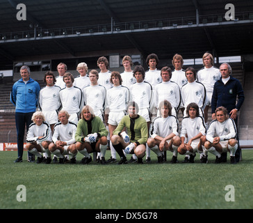 Football, Bundesliga, 1975/1976, l'équipe de Borussia Moenchengladbach, présentation, plan, derrière l'équipe de f.l.t.r. Hans-Juergen Roberge, Roger Roebben, Wilfried Hannes, Hans-Juergen Offermanns, Hans Rainer Bonhof, Klinkhammer, Henning Jensen, au f.l.t.r. assi Banque D'Images