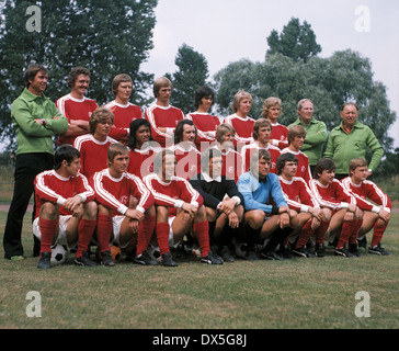 Football, Bundesliga, 1975/1976, Fortuna Düsseldorf, présentation de l'équipe, plan, derrière l'entraîneur Josef Piontek f.l.t.r., Gerd Zimmermann, Fred Hesse, Werner Kriegler, Peter Dani ou Peter Dam, Gerd Zewe, Dieter Herzog, masseur Claus Henselmann, milieu f.l. Banque D'Images