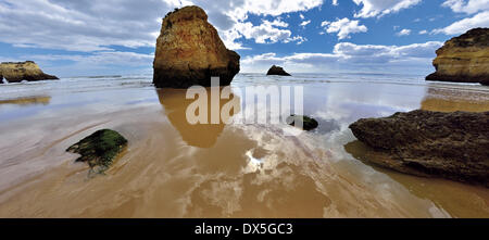 Portugal, Algarve, plage, Prainha, bay, Nikon objectif fisheye, 16mm, correction de perspective fisheye, Voyage, tourisme, nature, les falaises, l'eau, des vagues, du sable mouillé, marée basse, dramatique, 21 février 2014. Banque D'Images