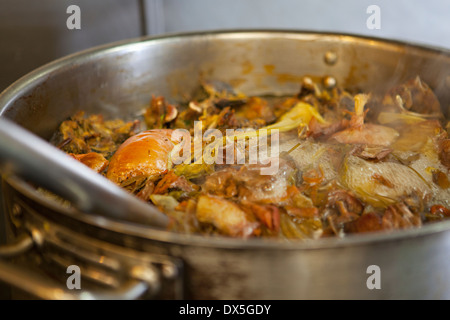 Cuisine ragoût de fruits de mer dans la casserole, Close up Banque D'Images