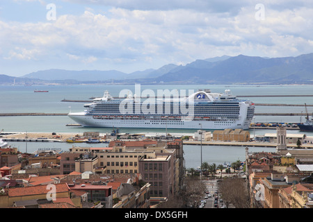 Ruby Princess bateau de croisière à quai à Cagliari Sardaigne Italie Banque D'Images