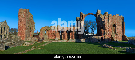 L'Anglo-saxon abbaye romane ruines de Holy Island, Lindisfarne, Northumbria, Angleterre Banque D'Images