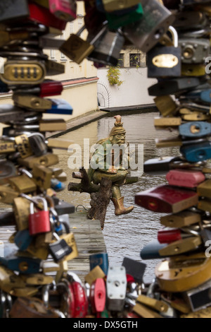 Cadenas d'amour sur Certovka bridge, Kampa, Prague, République Tchèque Banque D'Images