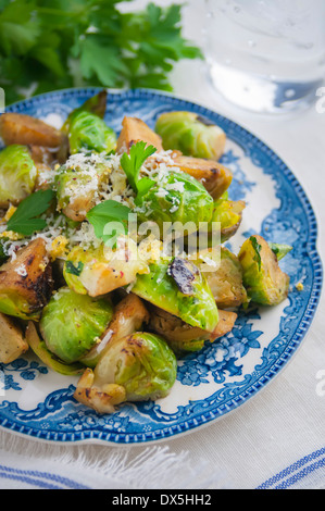 Une assiette de choux de Bruxelles à l'ail rôti Banque D'Images