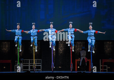 Liberec, République tchèque. 18 Mar, 2014. Les acrobates de Cirque National chinois sont vus pendant le spectacle nuits de Shanghai à Liberec, République tchèque, le 18 mars 2014. Photo : CTK Radek Petrasek/Photo/Alamy Live News Banque D'Images