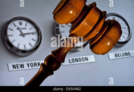 Auctioneers INTERNATIONAL ENCHÈRES Gavel et horloges de mur derrière affichage des fuseaux horaires à New York, Londres et Pékin.. Concept de vente internationale Banque D'Images