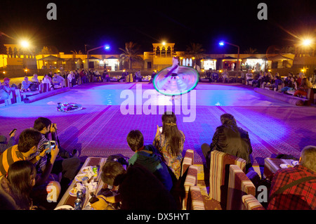 Les touristes à regarder un spectacle de danse Tanoura traditionnels dans le cadre d'un voyage safari dans le désert, DUBAÏ, ÉMIRATS ARABES UNIS, Émirats arabes unis Moyen-orient Banque D'Images