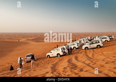 Groupe de 4 roues motrices sur un désert safari tour, Dubaï, désert d'Arabie, les ÉMIRATS ARABES UNIS, Émirats arabes unis, Moyen Orient Banque D'Images