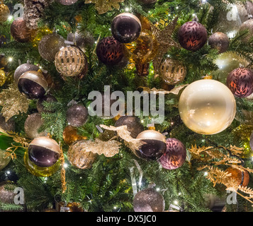 Beaucoup de babioles colorées sur l'arbre de Noël Banque D'Images