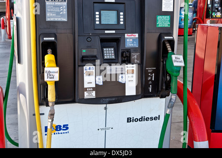 Pompe à carburant station-service Flex-fuel E-85 & 20  % de biodiesel. Banque D'Images