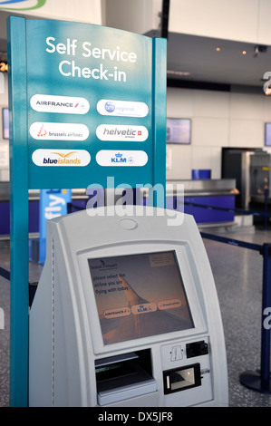 Self service check-in à l'aéroport Banque D'Images